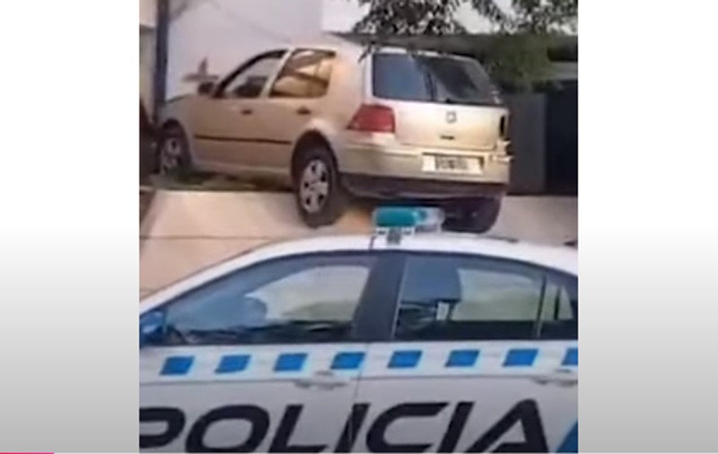 Un șofer beat s-a înfipt cu mașina în secția de poliție, în Argentina | VIDEO