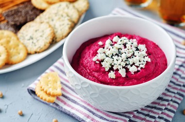 Hummus cu sfeclă și brânză feta