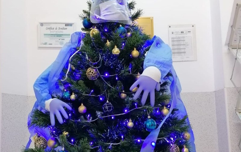FOTO | Brad decorat ca un medic echipat de pandemie la un spital din Sibiu cu pacienţi COVID-19