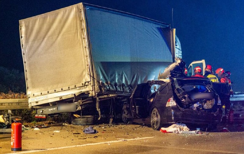Un șofer român s-a trezit cu un BMW sub camion, pe autostrada A14 din Germania. Era oprit după un alt accident