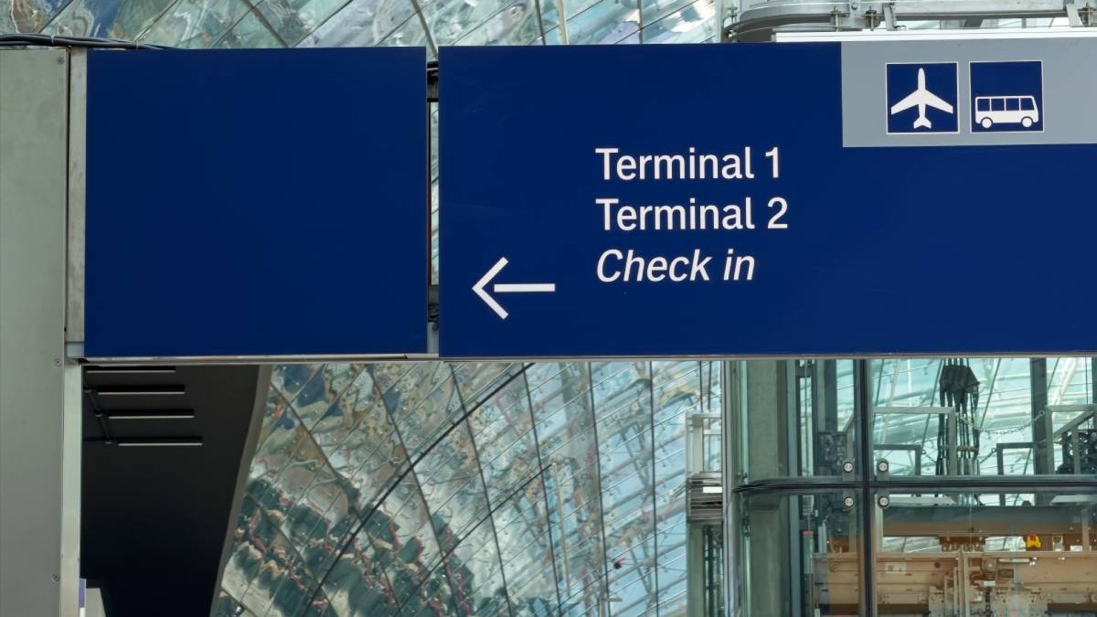 Indicator de orientare la terminalul aeroportului Frankfurt Main (FRA), Germania