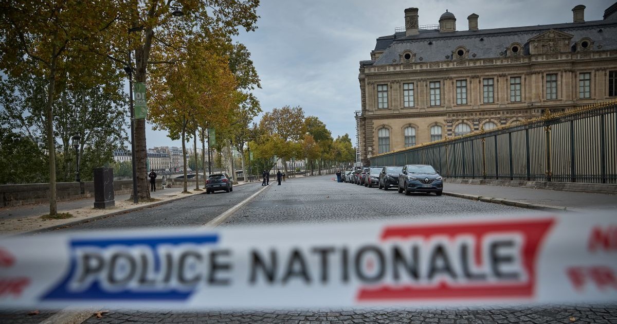 Polițiști francezi izolează zona din incinta Muzeului Luvru, la 19 octombrie 2025, în Paris, Franța.