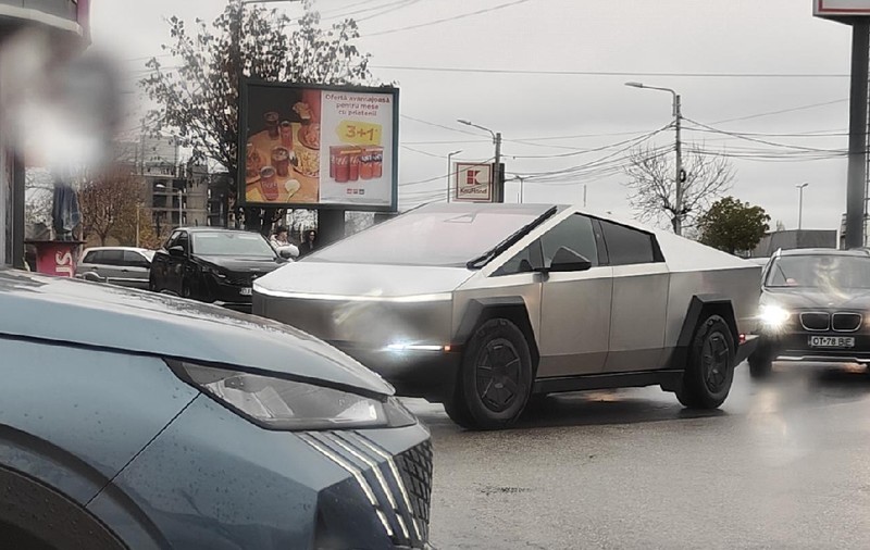 „Zaibărtruck”. Val de glume după ce o Tesla Cybertruck a fost văzută la Craiova: „A venit să o încarce de la pomul de Crăciun”