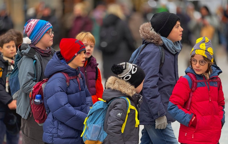 Elevii primesc astăzi bursele pentru luna februarie. Sumele, mai mici decât cele stabilite prin lege. Cât vor încasa copiii