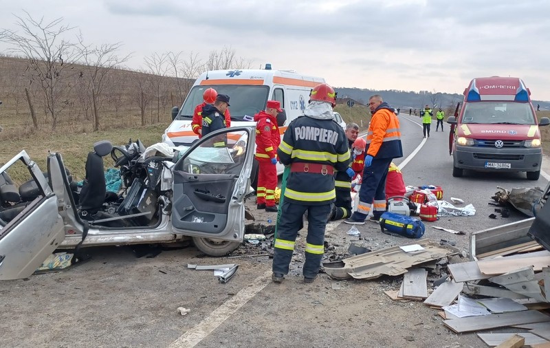 Accident soldat cu un mort și cinci răniți, dintre care unul este în stare critică, pe DN 24, în Vaslui. A fost chemat elicopterul SMURD