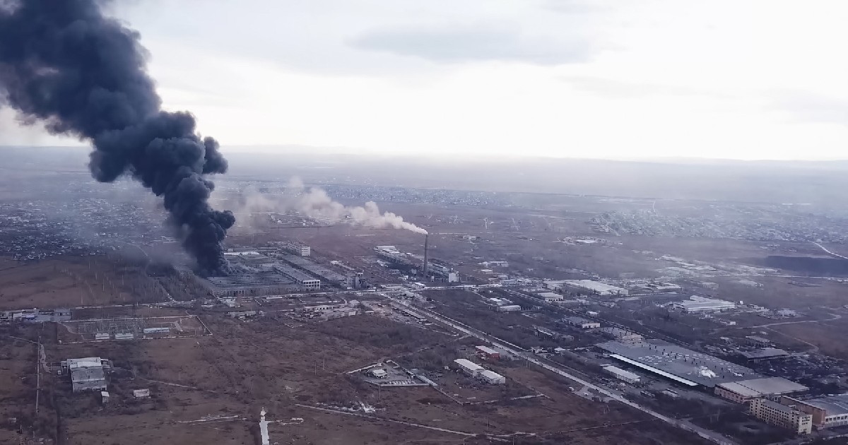 incendiu la o fabrică din Sevilla, Spania, fumul negru dens iese în partea stângă a imaginii