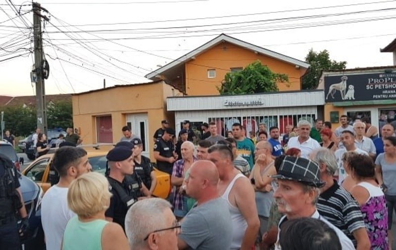 Sute de oameni în stradă la Timișoara, pentru că nu au curent de 30 de ore. Au venit jandarmii și au sunat la Enel