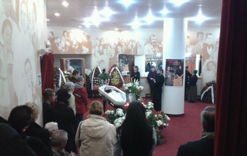 Trupul neînsufleţit al actorului Emil Hossu a fost depus la Teatrul Nottara | FOTO