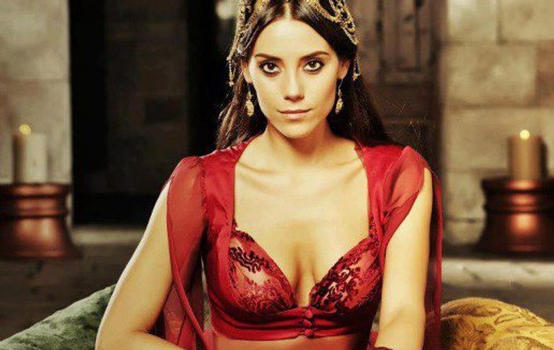 Prezenţa ei în serialul "Suleyman Magnificul" A ÎNNEBUNIT BĂRBAŢII! Iat-o pe seducătoarea CADÂNĂ FIRUZE în IPOSTAZE SUPER SEXY! FOTO