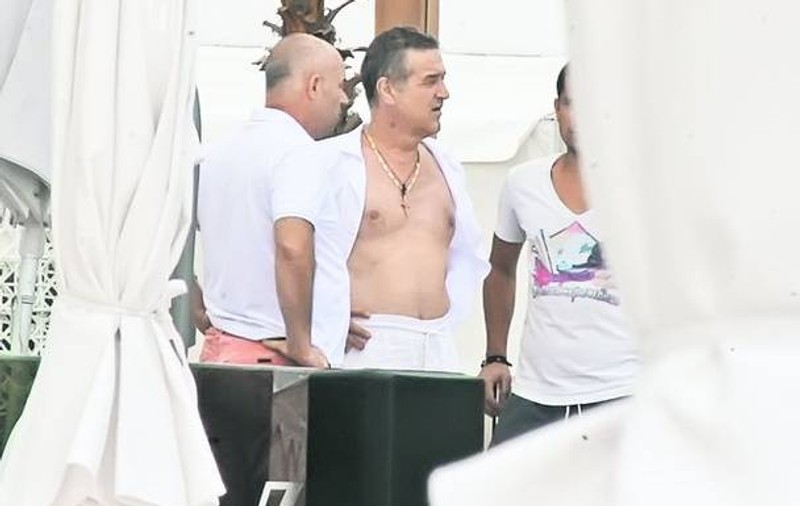 Gigi Becali a dansat pe mese în clubul nepotului său, din Mamaia: "Am băut un pahar de şampanie şi m-am mişcat puţin" | VIDEO