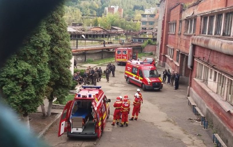 UPDATE: Intervenție dramatică la Mina Lupeni. Trei mineri, prinși sub pământ. „Se înaintează cu 1 metru pe oră”