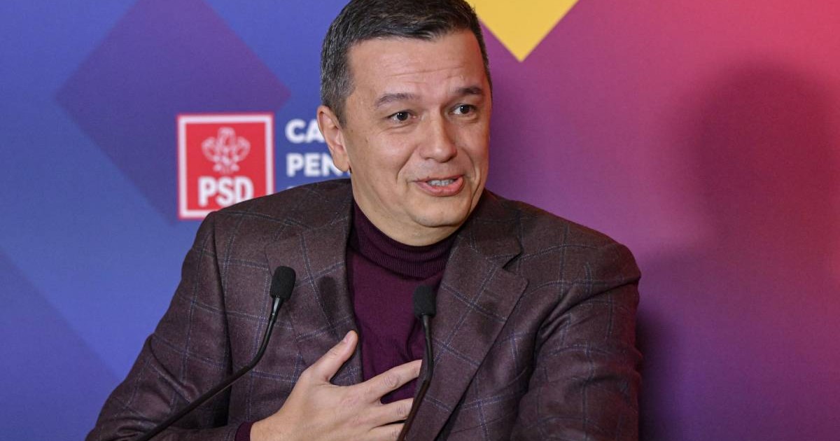 Sorin Grindeanu îmbrăcat la costum, la sediul PSD, în timp ce ține un discurs