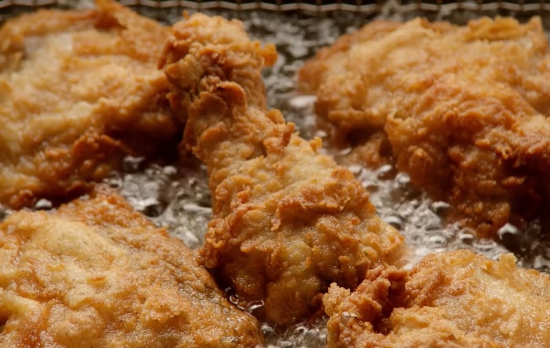 KFC renunță la reclamele în care ne îndeamnă să ne lingem degetele. Plângeri după declanșarea pandemiei de coronavirus