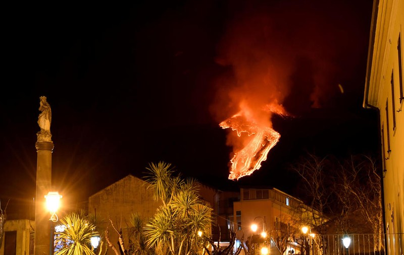 Noi imagini spectaculoase cu vulcanul Etna. A erupt de patru ori în patru zile!
