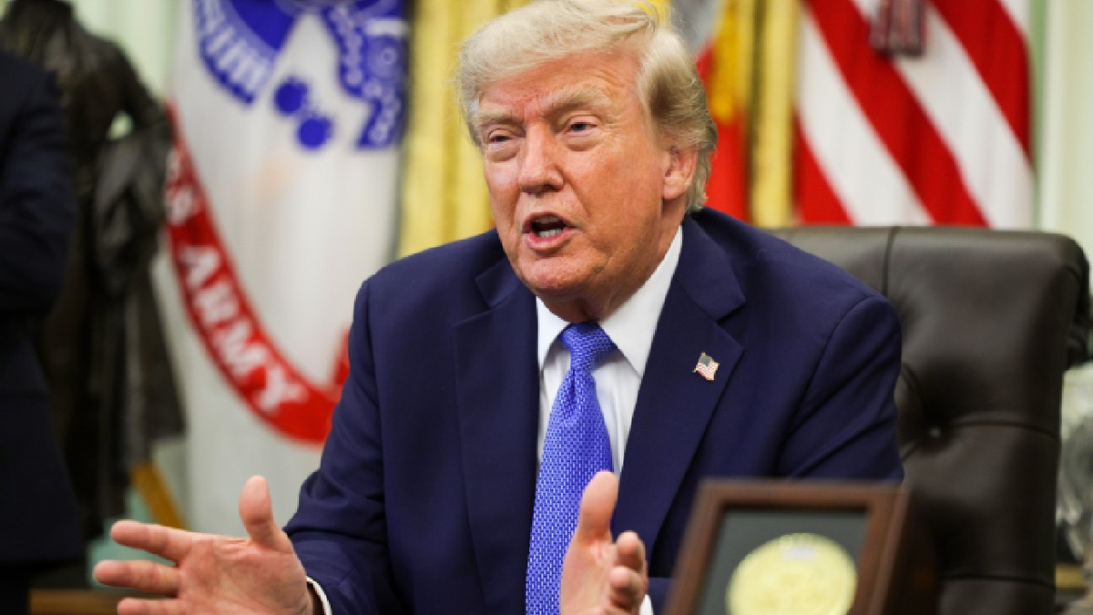 Președintele SUA, Donald Trump, ia cuvântul în cadrul unui eveniment organizat în Biroul Oval al Casei Albe, pe 6 august 2026, la Washington, DC.