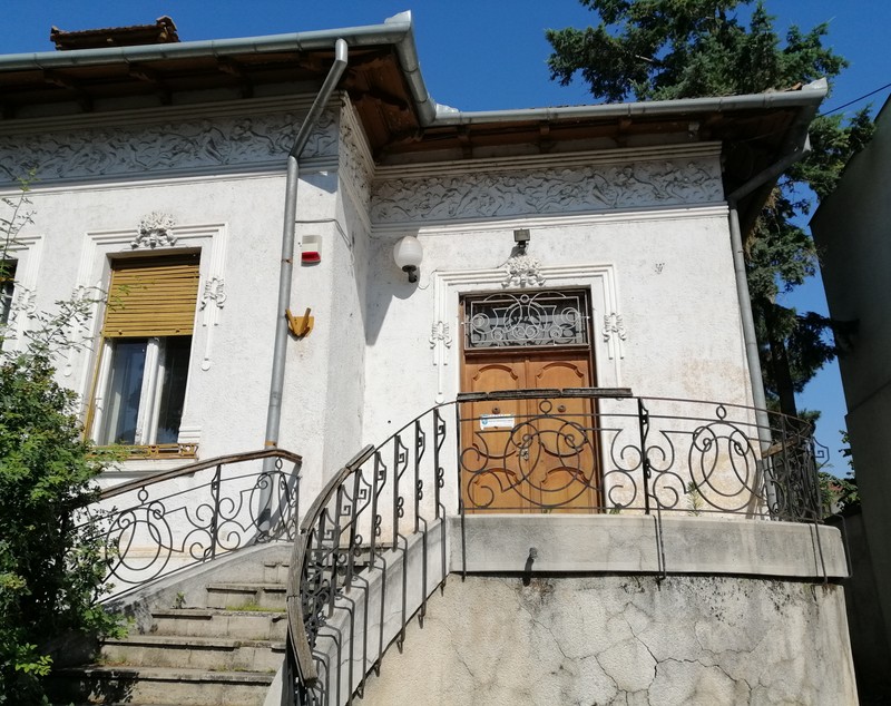 Se vinde o fostă vilă de protocol din vremea lui Ceaușescu. Cât cere statul pe clădirea nefolosită de 3 ani și cum arată acum