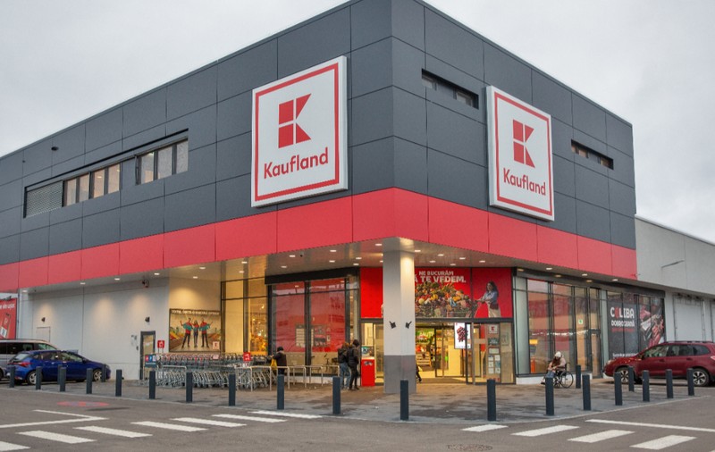 Cât câștigă „în mână” un lucrător comercial și un șef de raion la Kaufland în 2026. Compania face angajări în România