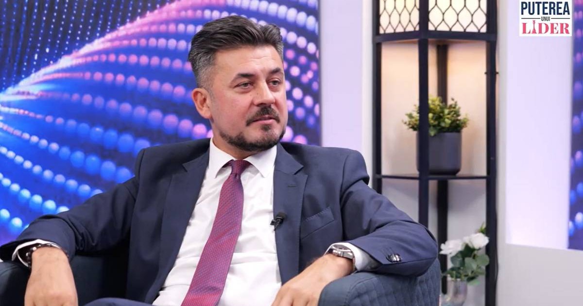 Antreprenorul Cristian Onețiu, îmbrăcat în costum, stă relaxat pe un fotoliu, în timpul emisiunii Puterea unui lider