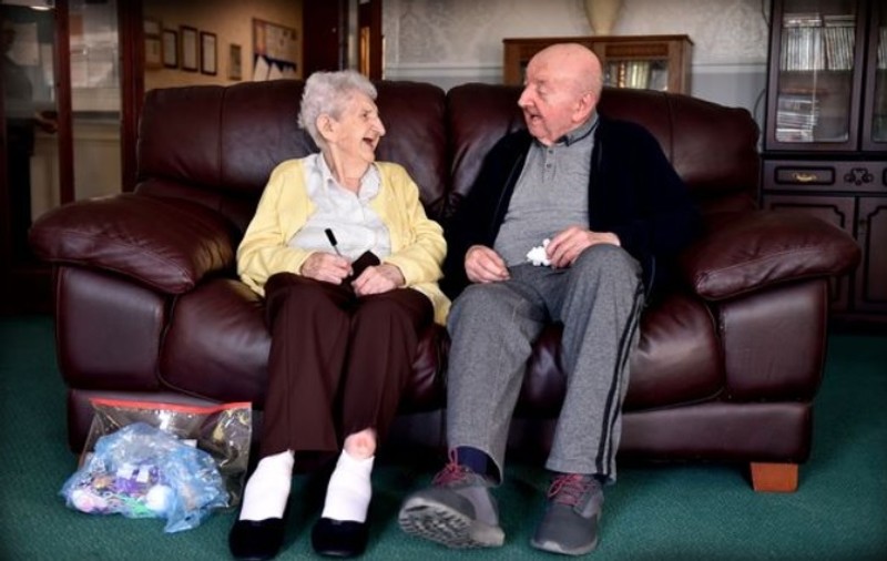 La 98 de ani, o britanică s-a internat în azil ca să aibă grijă de fiul ei de 80 de ani