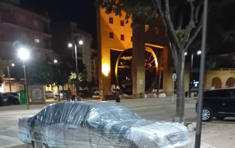 Spaniolii își leagă mașinile de stâlpi și le învelesc cu folie, după avertizarea de ploi extreme: „Furtuna DANA în Andaluzia”