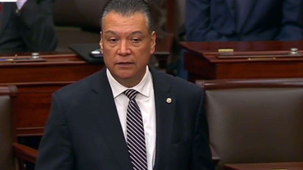 Alex Padilla, îmbrăcat într-un costum închis la culoare și cravată în dungi, vorbește în Senatul Capitoliului SUA pe 17 iunie 2025