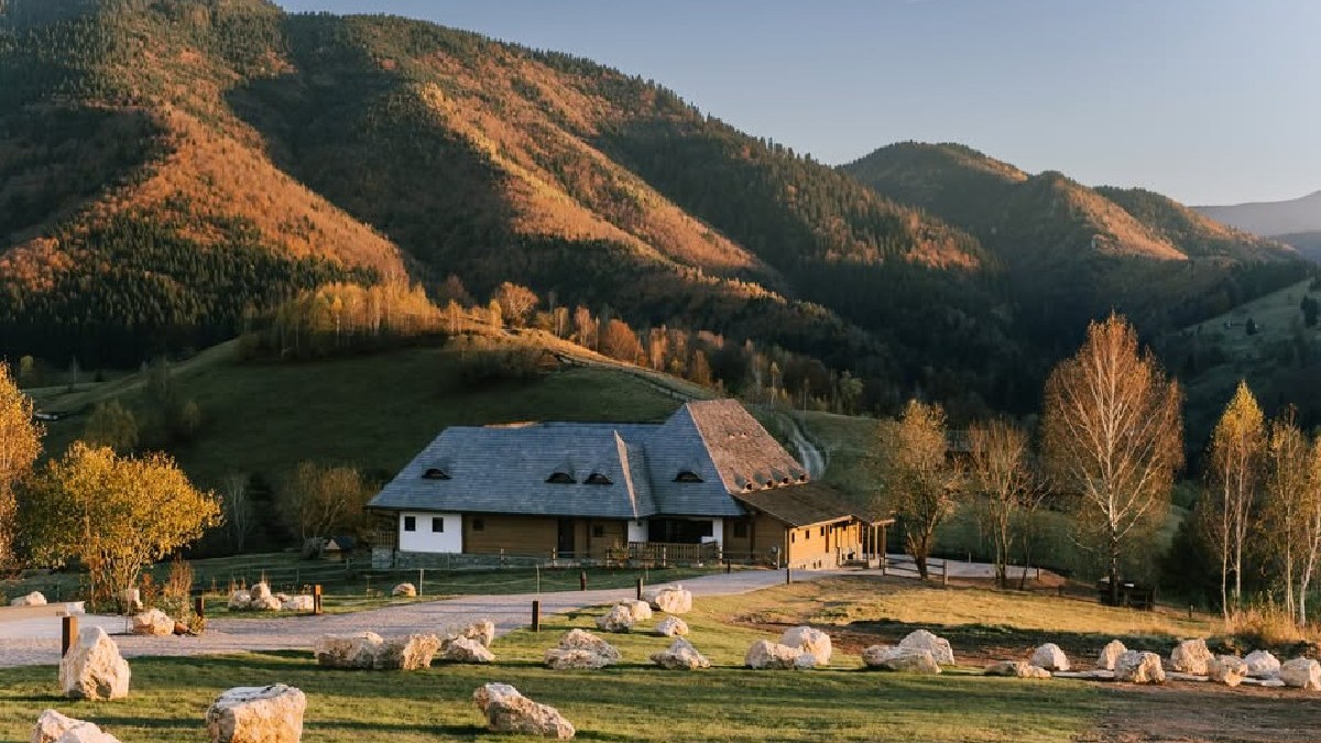 Hotel aflat la poalele munților Bucegi, peisaj de toamnă