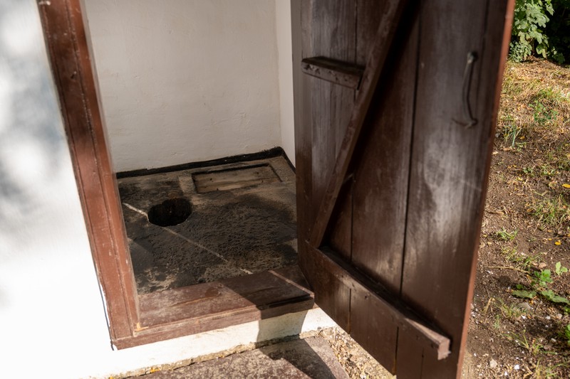 WC-ul copiilor care învață la vale, în satul Stamate