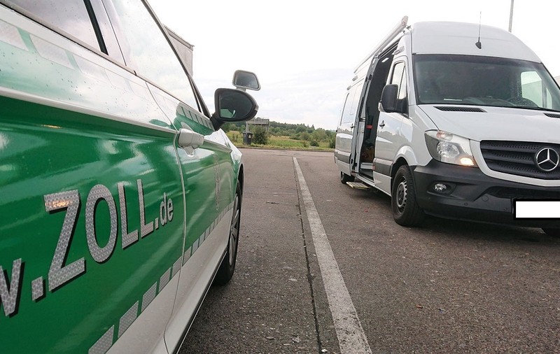 Un șofer român a condus 23.000 km în 26 de zile, în Germania. Poliția l-a prins și i-a luat Sprinterul