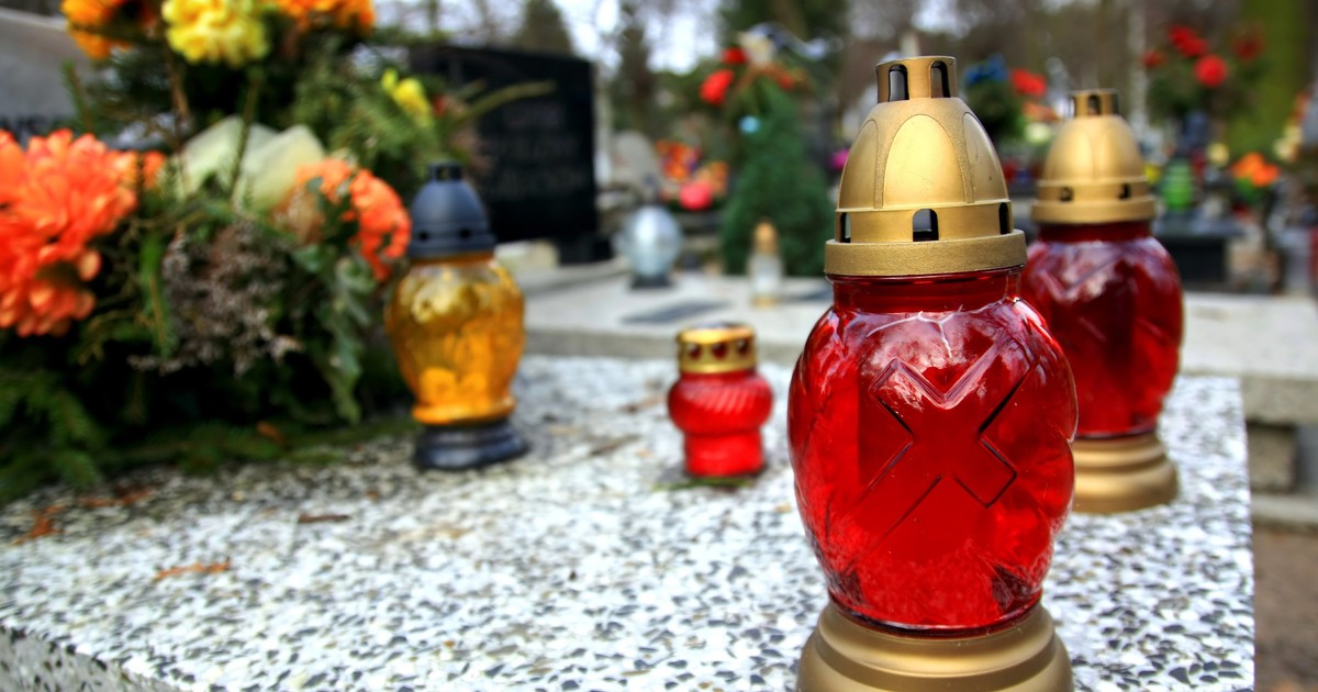 Aprinderea unei lumânări la cimitir este un lucru pe care oamenii îl fac de secole în cinstea morților. De-a lungul religiilor și culturilor, aprinderea lumânărilor a ajuns să însemne o serie de lucruri diferite. De la crearea unei conexiuni cu viața de apoi până la simbolismul religios, ai putea fi surprins de ceea ce înseamnă să aprindem o lumânare după moartea unei persoane dragi. 