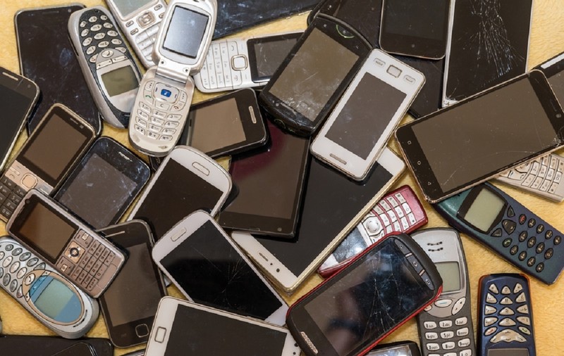 Reciclarea telefoanelor vechi în România. Unde poți duce telefonul pe care nu-l mai folosești