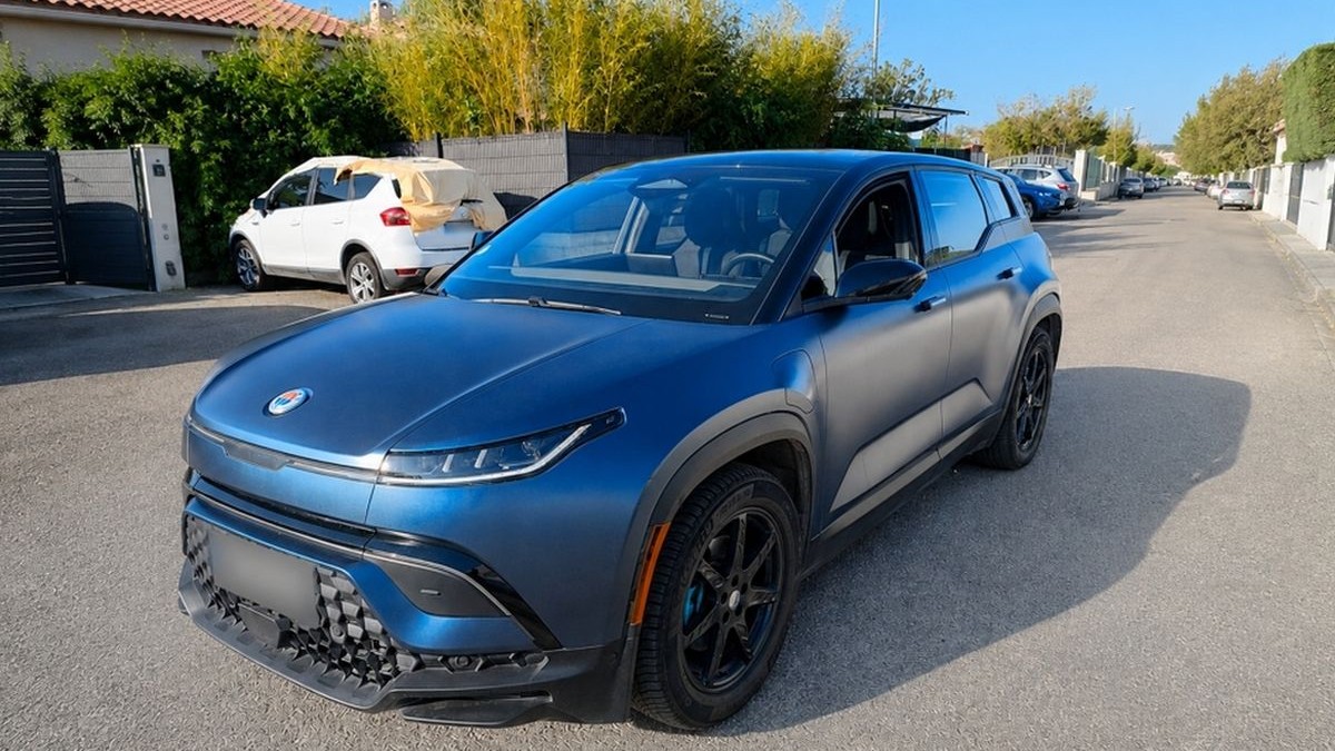 O mașină electrică Fisker Ocean One, albastră