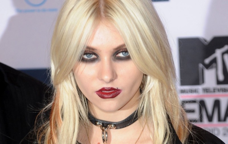 Actriţa Taylor Momsen spune că părinţii i-au stricat copilăria