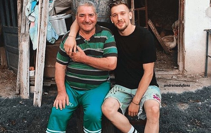 Ionuț Radu, portarul României U21, și-a vizitat bunicii din satul dâmbovițean Brâncoveanu. Vacanță românească | FOTO
