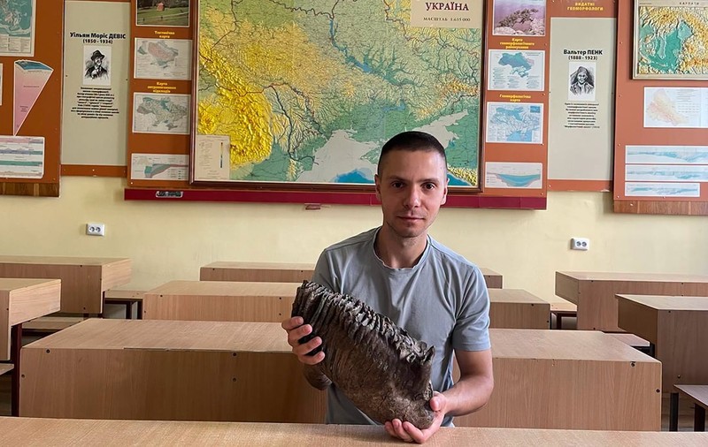 Un soldat a găsit un artefact unic, vechi de 11.000 de ani, în timp ce înota, în Ucraina: „7,5 kilograme!”