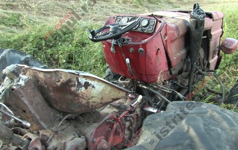 Un tânăr de 26 ani a murit după ce a căzut un tractor peste el, în Bistriţa-Năsăud