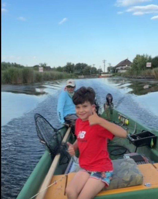 Imagini cu Rareș Cojoc și fiul său în Delta Dunării. Ce experiență a trăit Ioachim la pescuit