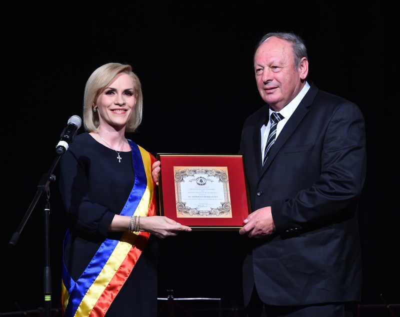 Fostul primar general al Capitalei, Gabriela Firea, i-a decernat titlul de cetatean de onoare al Municipiului Bucuresti medicului Herman Berkovits. Foto: Agerpres
