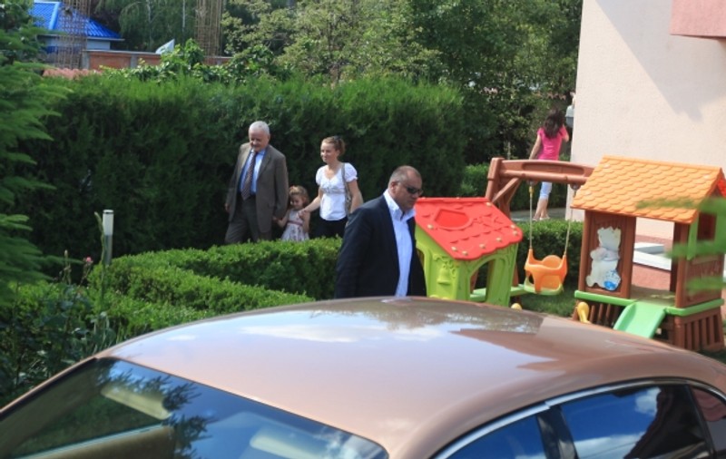 Irinel şi-a luat deja fetiţa de la grădiniţă. Irina e la Izvorani
