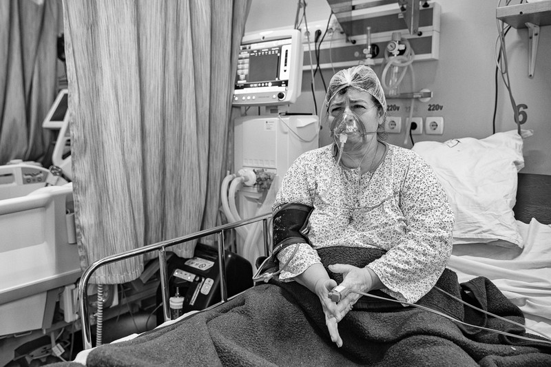 O pacientă cu sindrom anxios-depresiv plânge de teama bolii