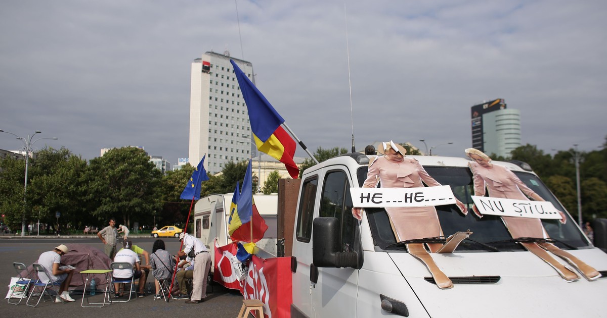 Ce spun primii manifestanți din Piața Victoriei. Primii manifestanți au sosit deja în Piața Victoriei, cu o rulotă, un cort și un banner pe care scrie "Demisia"
