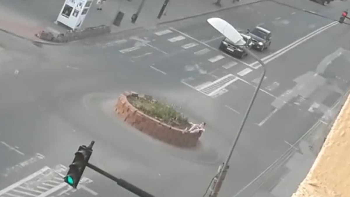 A făcut plajă într-un sens giratoriu din Alba Iulia