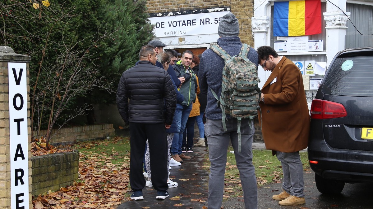 Români la coadă la o secție de vot din diaspora
