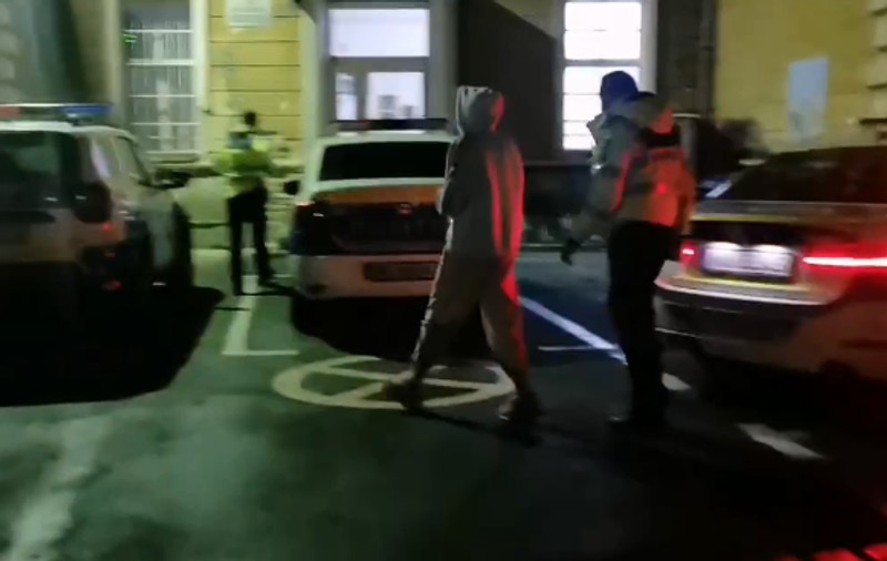 O adolescentă aflată la volanul unui SUV, urmărită de polițiști în miezul nopții, pe străzile din Sibiu: „16 ani, fără permis, n-a oprit la semnalul agenților, apoi a vrut să fugă”