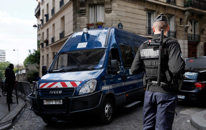 UPDATE | Bărbat cu un cuțit asupra sa, arestat la Turnul Eiffel. Acesta a mărturisit că intenționa să comită un atentat