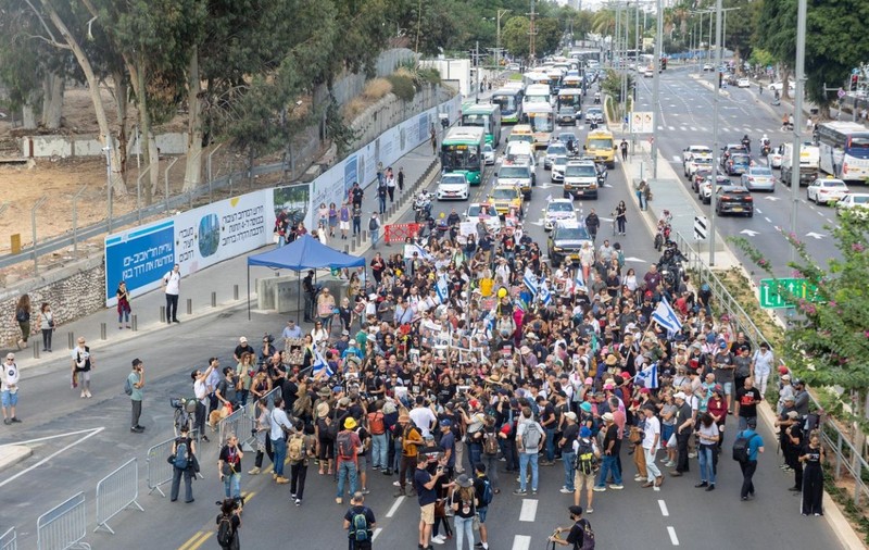 Familiile ostaticilor ținuți de Hamas în Fâșia Gaza au pornit într-un marș de la Tel Aviv la Ierusalim, cerând măsuri pentru eliberarea lor