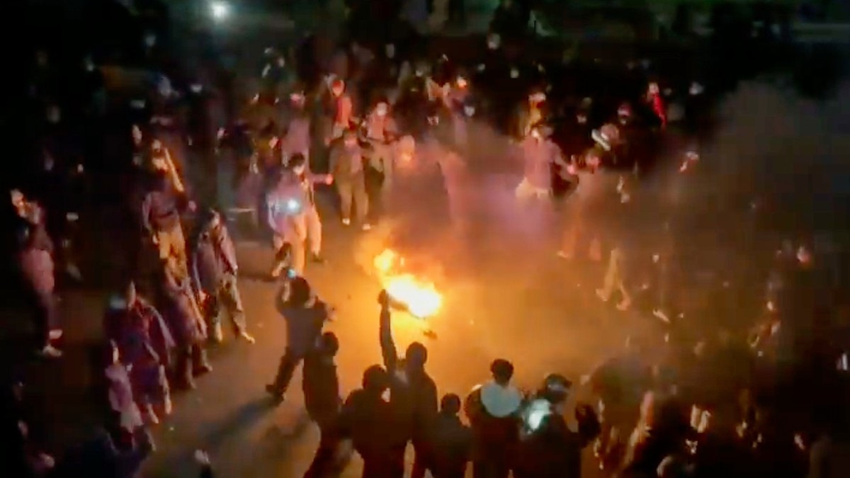 Revoltă socială cu revendicări politice în Iran. Protestatari pe străzile Teheranului Foto: Profimedia