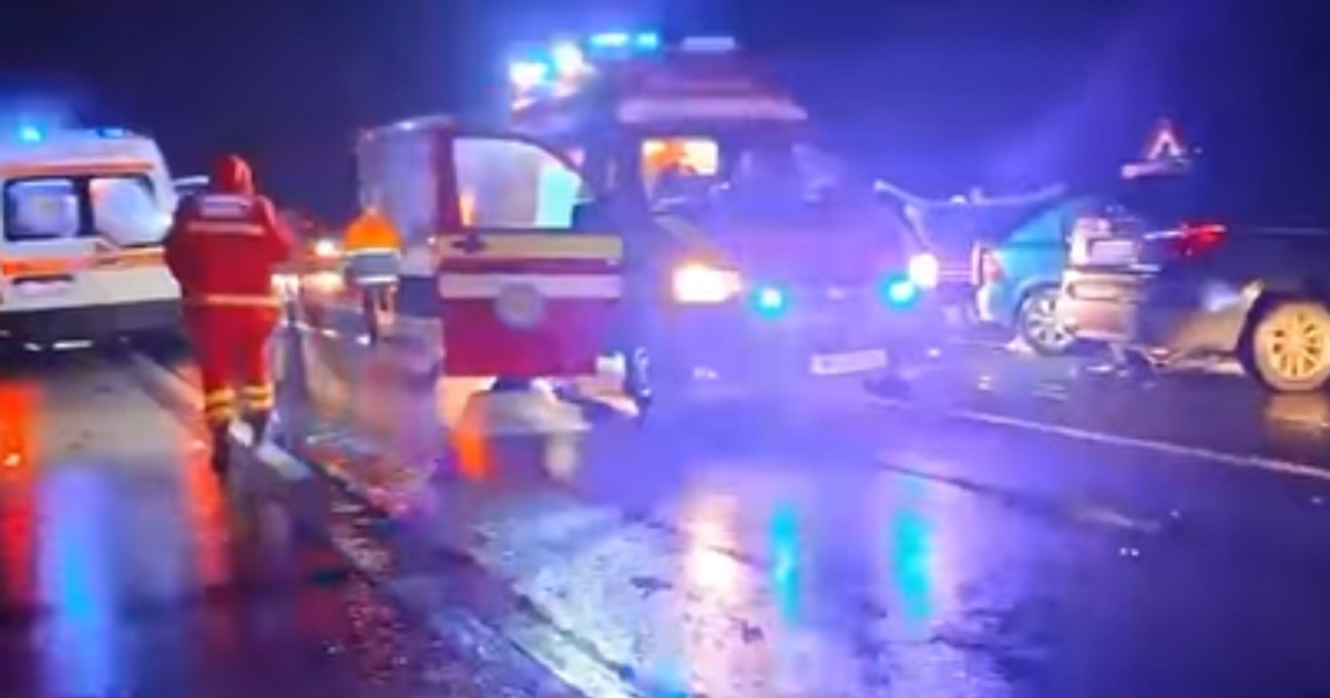Mașini de poliție și ambulanțe pe șosea, la un accident