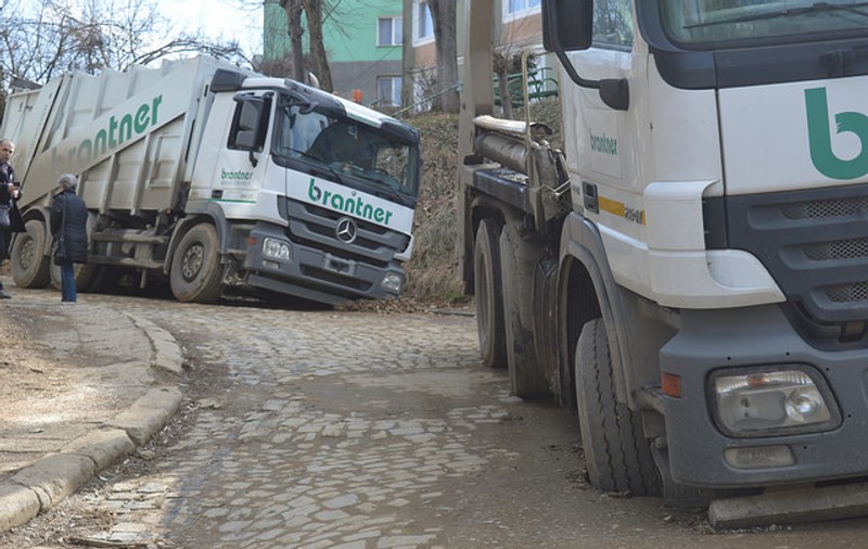 O stradă s-a surpat în Reșița. Două mașini de gunoi, „înghițite” de șosea