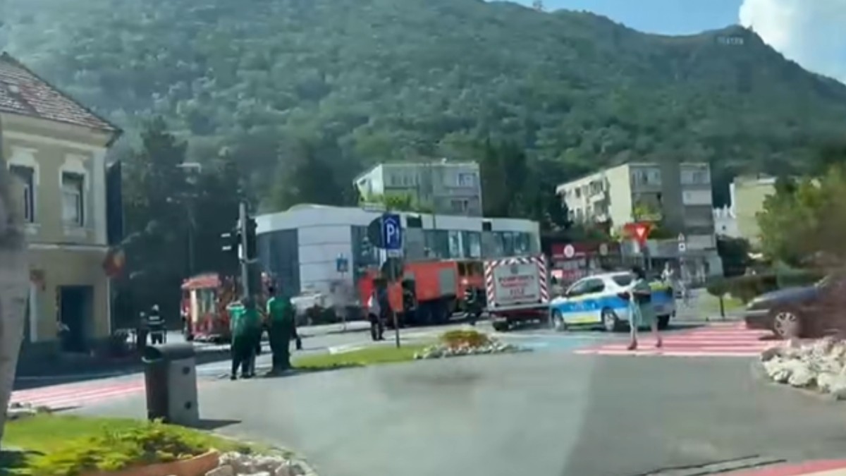 Imagine de la locul izbucnirii incendiului în centrul Brașovului, la un fast-food
