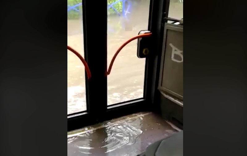 Imagini incredibile filmate în București. Apa a intrat în autobuze, după inundațiile de joi dimineață